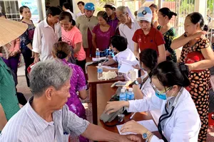 Các bác sĩ Trường Đại học Y dược TPHCM khám bệnh, tư vấn sức khỏe cho người dân