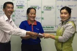 Bà Đoan (giữa) trao trả lại tiền cho chị Nguyễn Thị Thùy Dương