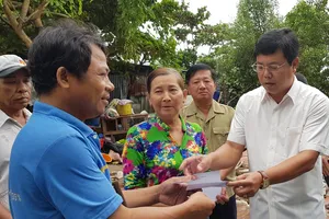 Ông Nguyễn Tiến Hải (sơ mi trắng, tay ngắn) đến thăm, hỗ trợ các bị ảnh hưởng bởi thiên tai
