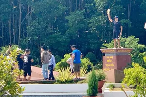 Hỗ trợ du khách chụp hình phản cảm trên cột mốc Tọa độ quốc gia, hướng dẫn viên bị kỷ luật