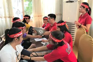 Các bạn trẻ tham gia hiến máu tình nguyện