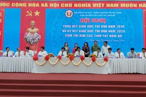 Lãnh đạo 12 tỉnh Cụm thi đua các tỉnh Tây Nam Bộ ký giao ước thi đua