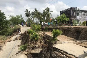 Hiện trường đường bị sụt lún. Ảnh: CHÍ ĐIỂN