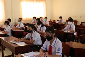 Các em học sinh vào lớp học ngồi theo chữ “Z” để đảm bảo giãn cách tối thiểu 2m