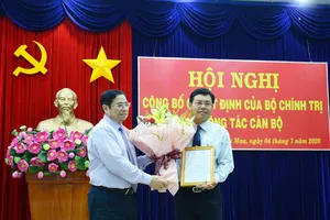 Ông Phạm Minh Chính trao quyết định của Bộ Chính trị chuẩn y ông Nguyễn Tiến Hải giữ chức Bí thư Tỉnh uỷ Cà Mau