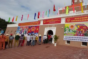 Bầu cử tại cột cờ Hà Nội ở Mũi Cà Mau - điểm cực Nam Tổ quốc 