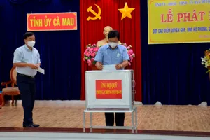 Lãnh đạo tỉnh Cà Mau ủng hộ Quỹ phòng chống dịch Covid-19. Ảnh: TRÚC ĐÀO