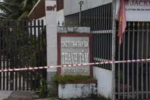 Phong tỏa tại khu vực Công ty TNHH MTV dịch vụ thủy sản Thành Tâm. Ảnh: HOÀNG GIANG