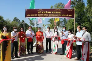 Các đại biểu cắt băng khánh thành cầu giao thông nông thôn Kênh Tư