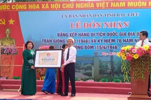 Đại diện Bộ VH-TT-DL (bìa phải) trao bằng xếp hạng Di tích Quốc gia địa điểm trận Giồng Bốm cho bà Cao Xuân Thu Vân, Phó Chủ tịch UBND tỉnh Bạc Liêu