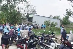 Đông đảo người dân hiếu kỳ đến xem hiện trường vụ án mạng