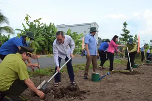 Bí thư Tỉnh ủy tỉnh Bạc Liêu Lữ Văn Hùng (thứ 3, từ trái qua) trồng cây sau lễ phát động