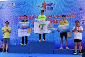 Phó Chủ tịch UBND tỉnh Nguyễn Minh Luân (bìa trái) và đại diện lãnh đạo Tập đoàn PetroVietNam trao giải cho các vận động viên xuất sắc nhất cự ly 42 km nội dung nam. ẢNH: TRÚC ĐÀO