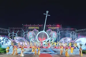 Văn nghệ chào mừng Lễ khai mạc Ngày hội Văn hóa - Du lịch Bạc Liêu và Lễ hội Dạ cổ hoài lang năm 2022