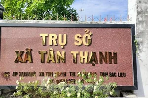 Kẹt tiền trả nợ, nữ cán bộ xã mang sổ đỏ của dân đi cầm