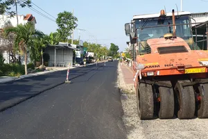 Cà Mau: Xe lu cán chết công nhân khi láng nhựa mặt đường