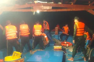 Cà Mau: Cứu hộ kịp thời 15 thuyền viên bị chìm tàu trên biển