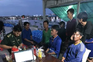 Bạc Liêu: Kịp thời cứu 9 thuyền viên gặp nạn trên biển, một thuyền viên còn mất tích