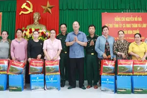 Bí thư Tỉnh ủy Cà Mau Nguyễn Hồ Hải tặng quà cho người dân sinh sống trên đảo Hòn Chuối. Ảnh: KIM NHIÊN