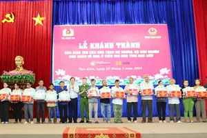 Bộ Công an bàn giao 700 căn nhà tặng hộ nghèo tỉnh Bạc Liêu