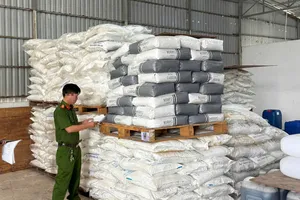 Cà Mau: Tạm giữ hơn 25 tấn hóa chất và hàng ngàn mỹ phẩm không rõ nguồn gốc