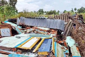Cà Mau: Mưa lớn kèm dông lốc làm sập và tốc mái nhiều nhà dân, 2 tàu cá bị chìm