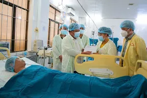 Thăm hỏi cán bộ bảo vệ ANTT bị đâm trọng thương khi làm nhiệm vụ