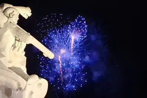 Bắn pháo hoa tầm cao tại Bạc Liêu và Cà Mau mừng sự kiện hợp nhất tỉnh