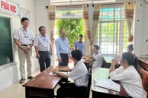 Bí thư Tỉnh ủy Cà Mau Nguyễn Hồ Hải (thứ 4 từ trái sang) động viên các em học sinh trước kỳ thi. Ảnh: CTV