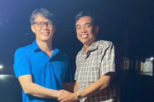 Ông Trần Văn Tâm (áo xanh) vui mừng khi được tại ngoại