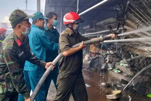 Cà Mau: Phóng hỏa vì ghen tuông, 56 ki-ốt chợ Thanh Tùng bị thiêu rụi