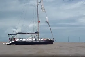 Kịp thời cứu nạn du thuyền nước ngoài gặp sự cố trên biển Cà Mau