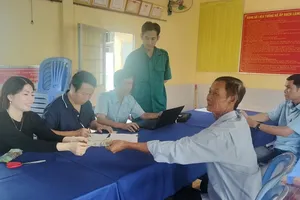 Người dân vùng cực Nam Tổ quốc phấn khởi khi nhận quà Tết Độc lập