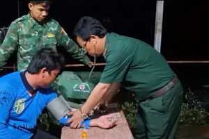 Cà Mau: Cứu 4 thuyền viên sau nhiều giờ trôi dạt trên biển