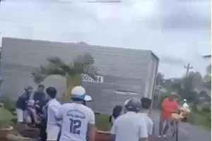 Cà Mau: Xe máy va chạm ôtô tải, 2 nữ sinh thương vong