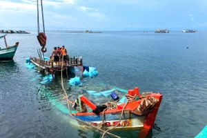 Cà Mau: Cứu hộ kịp thời 3 thuyền viên gặp nạn trên biển