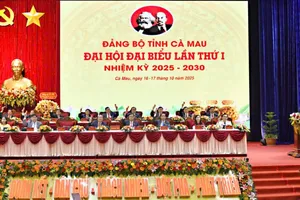 Đại biểu dự Đại hội Đảng bộ tỉnh Cà Mau lần thứ I ủng hộ đồng bào khắc phục hậu quả bão lũ