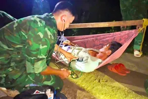 Hỗ trợ kịp thời người dân bị bệnh nặng trên đảo Hòn Chuối vào bờ cấp cứu