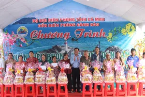 Cà Mau: Mang quà xuân đến vùng biên giới biển Gành Hào