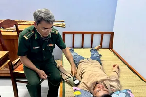 Cà Mau: Cứu kịp thời 2 thuyền viên trôi dạt vào cửa biển