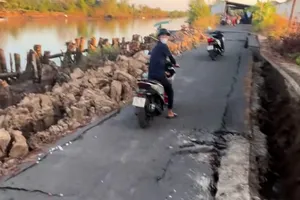 Cà Mau: Đường kênh xáng Đông Hưng sụt lún, giao thông chia cắt