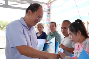 Bí thư Tỉnh ủy Cà Mau thăm hỏi các hộ dân bị ảnh hưởng do sạt lở 