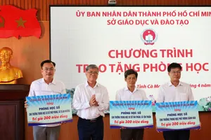 Sở GD-ĐT TPHCM trao tặng 3 phòng học số cho các trường ven biển tỉnh Cà Mau