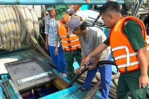 Phát hiện tàu cá chở hơn 31.000 lít dầu không rõ nguồn gốc trên biển