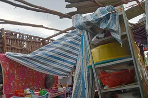 Nhà của người dân phường Giá Rai (tỉnh Cà Mau) bị tốc mái do ảnh hưởng lốc xoáy