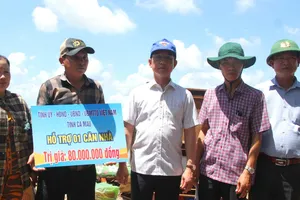 Lãnh đạo tỉnh Cà Mau thăm hỏi, hỗ trợ các hộ dân bị thiệt hại do lốc xoáy