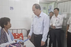 Bí thư Tỉnh ủy Cà Mau thăm người dân bị thương do dông lốc