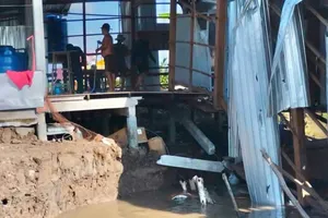 Cà Mau: Liên tiếp sạt lở đất trong đêm, nhiều nhà dân hư hỏng