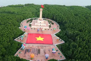 Lễ chào cờ và Lễ thượng cờ tại Cột cờ Hà Nội - Mũi Cà Mau chào mừng kỷ niệm 81 năm Ngày Quốc khánh 2-9