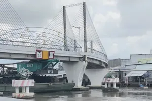 Xà lan va chạm và kẹt tại nhịp giữa cầu Nông Sản Thực Phẩm
